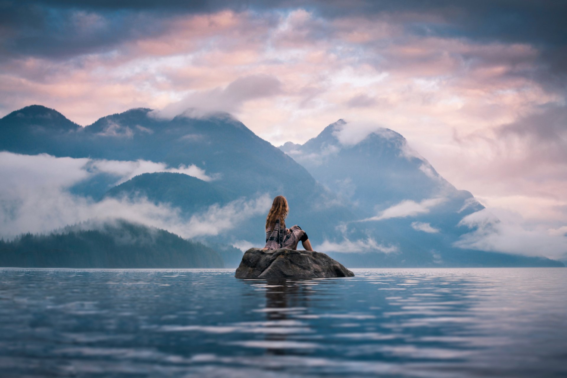 moment tranquille fille pierre îlot paysage montagnes loin vue lizzie gadd