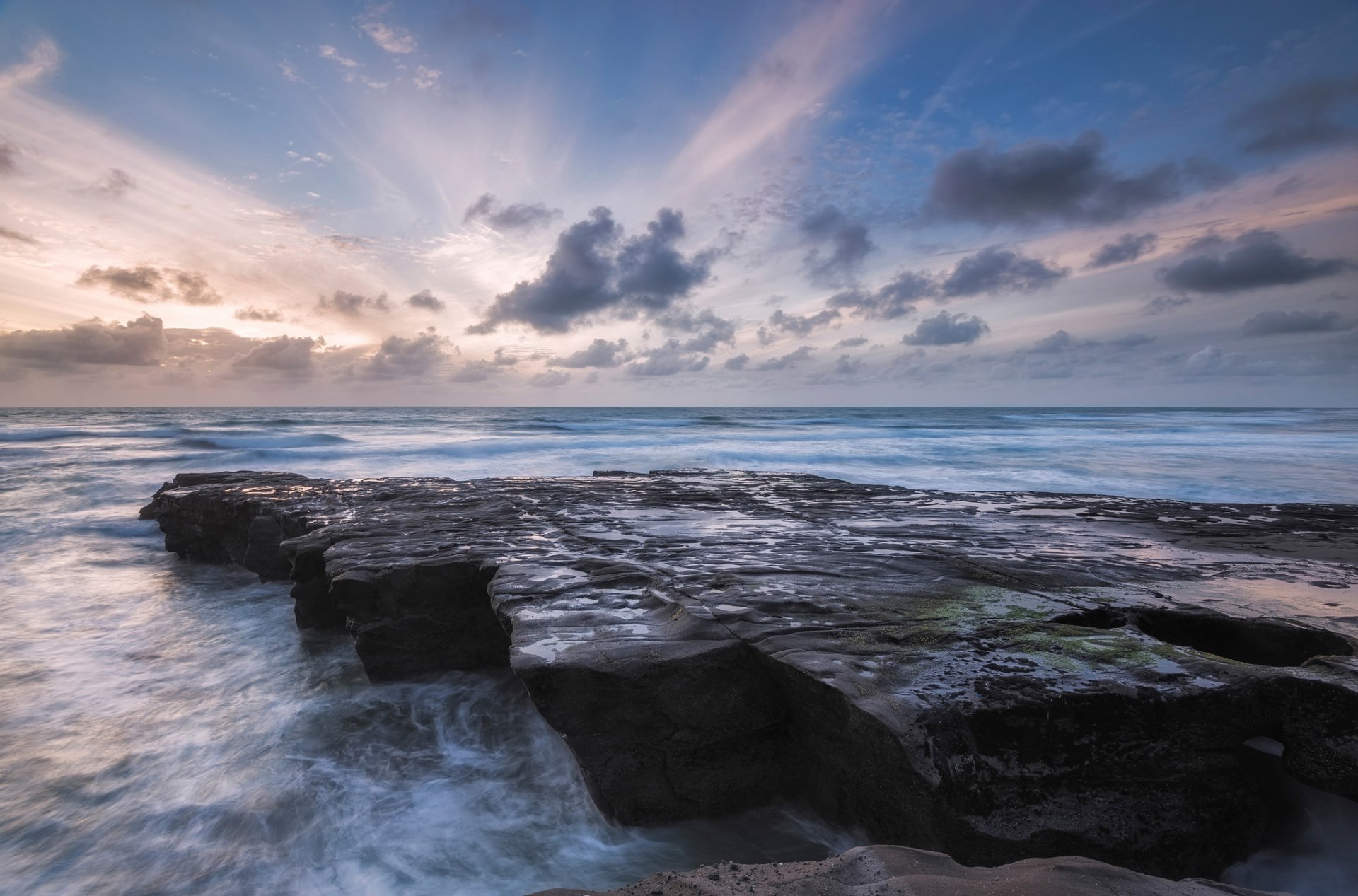 ocean fale skały niebo chmury