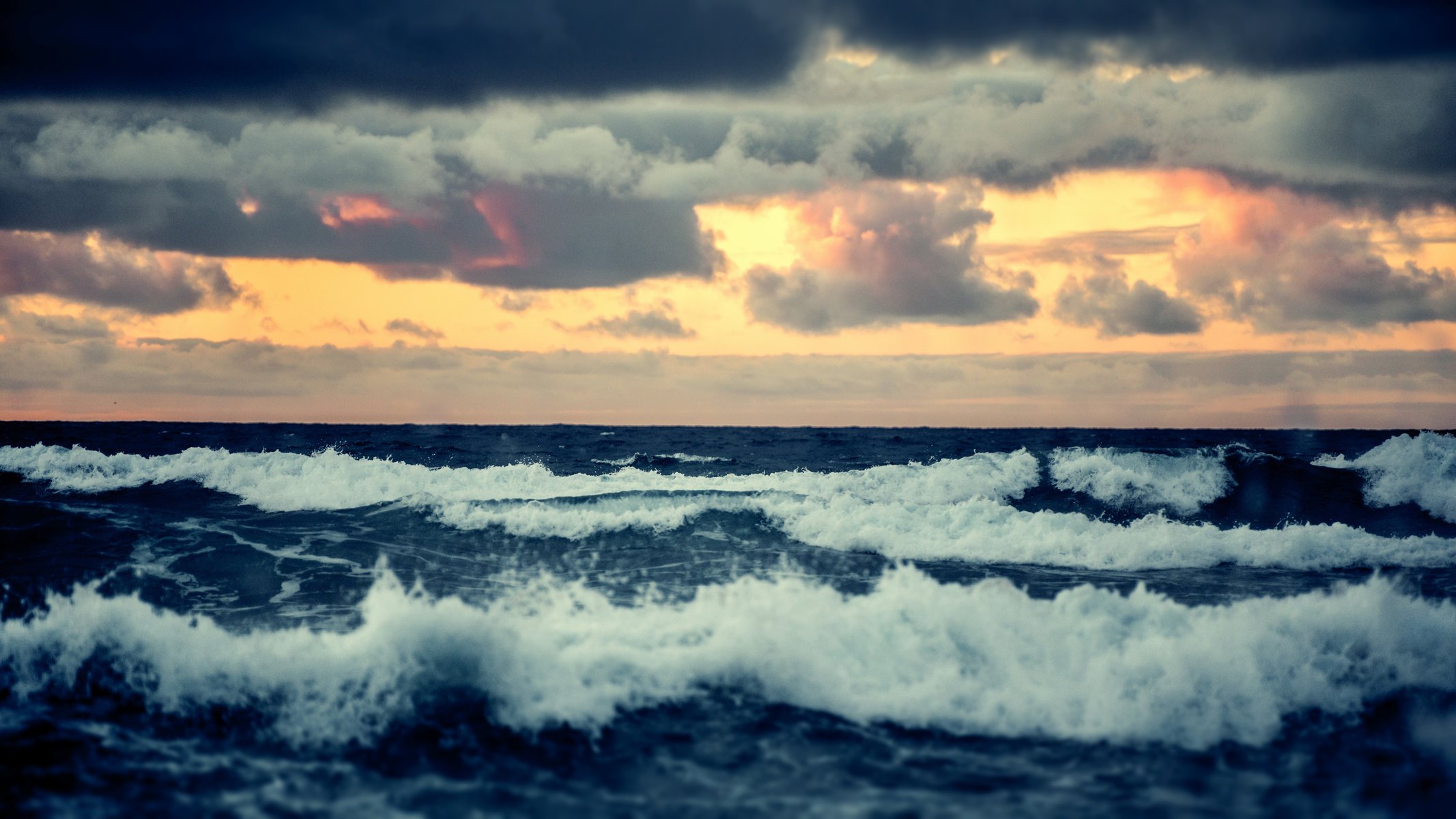 vagues mer nuages coucher de soleil horizon mer agitée