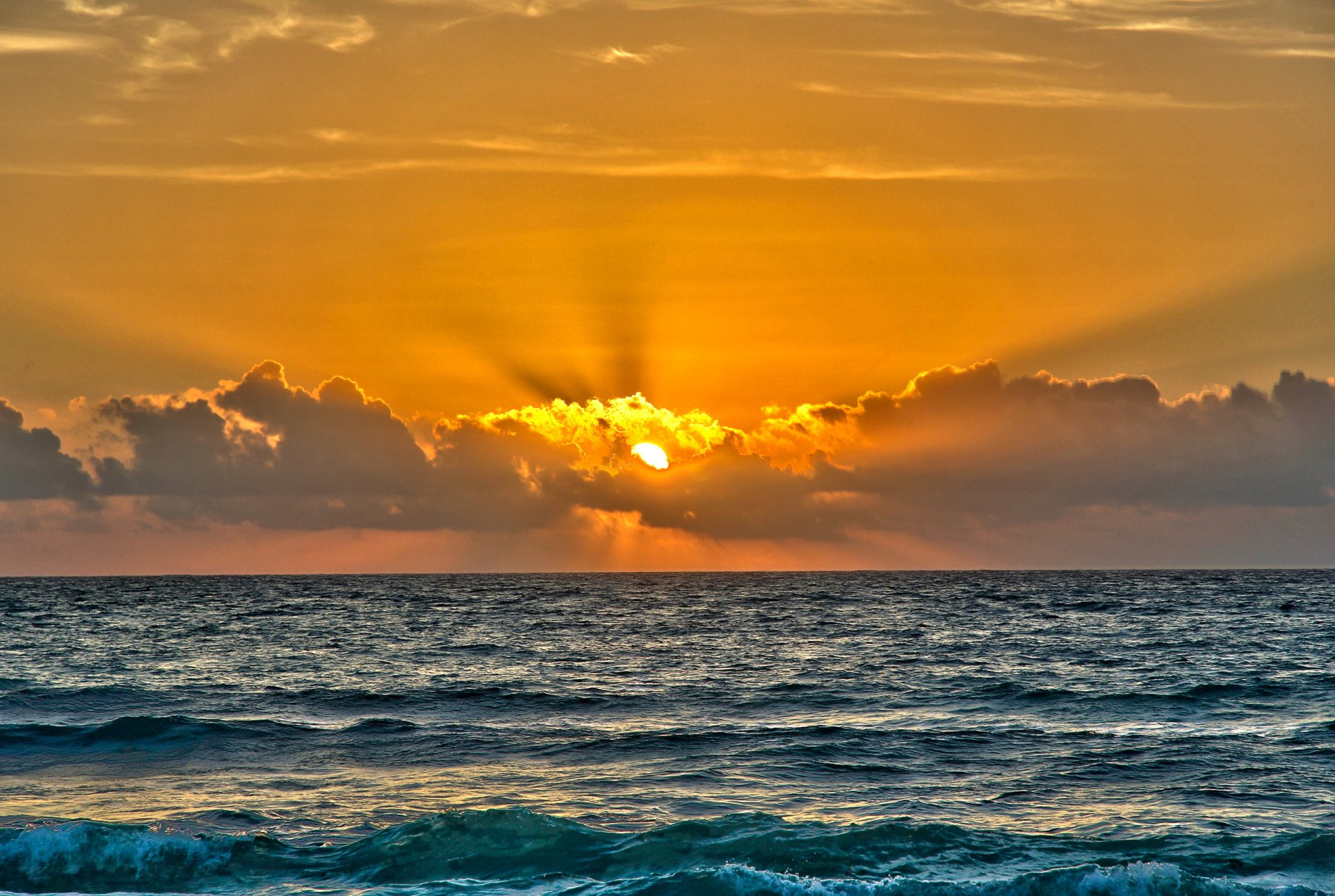 ciel nuages soleil rayons coucher de soleil horizon mer