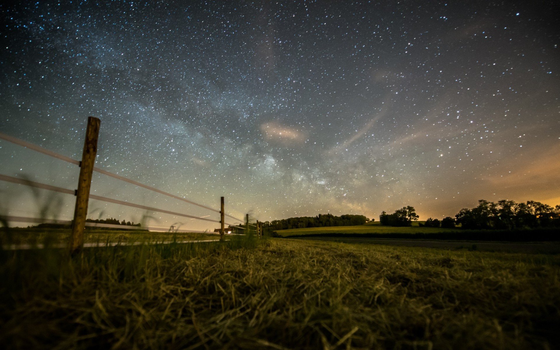 verano noche campo cerca bosque cielo estrellas foto