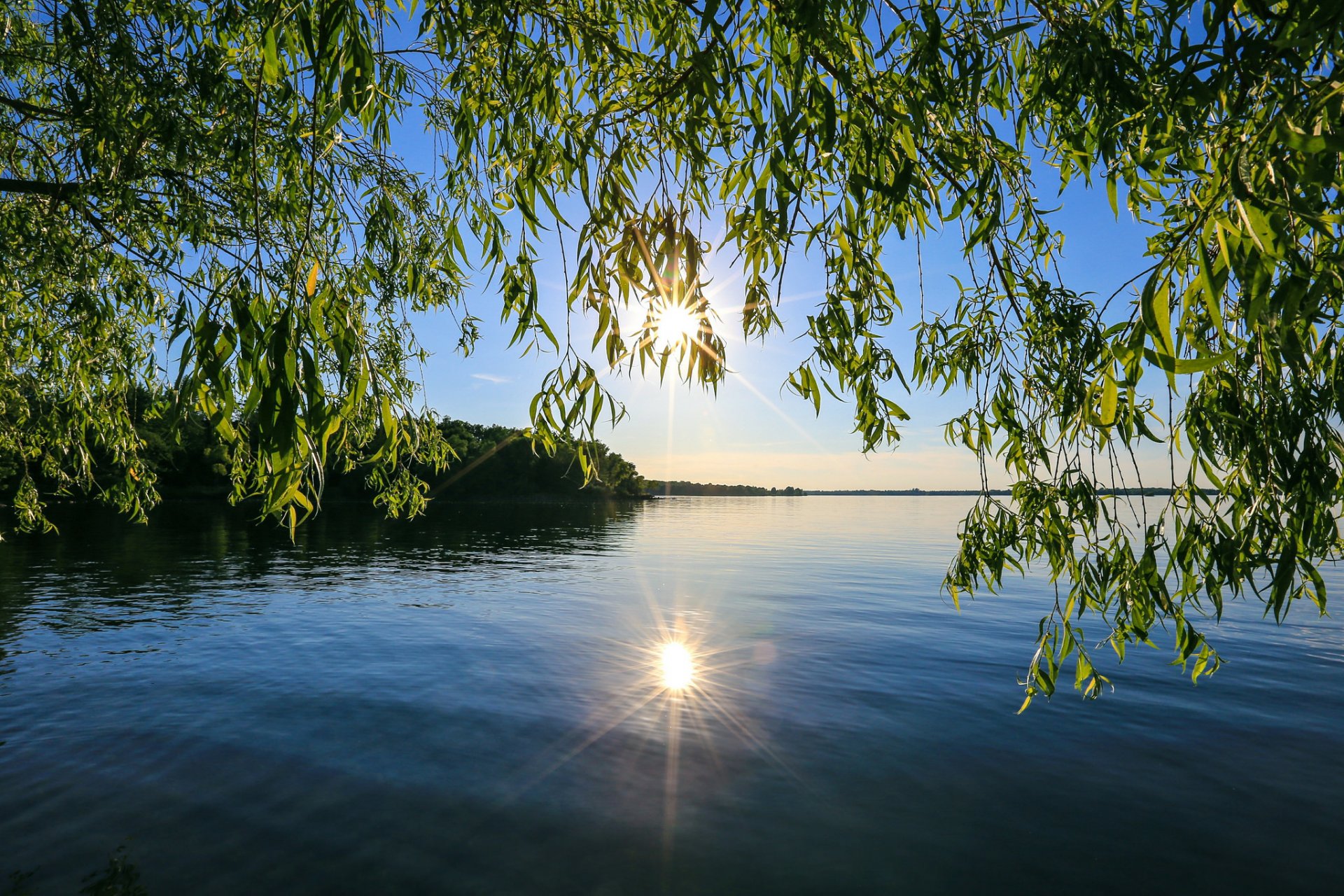 ciel soleil coucher de soleil rayons arbres lac étang réflexion