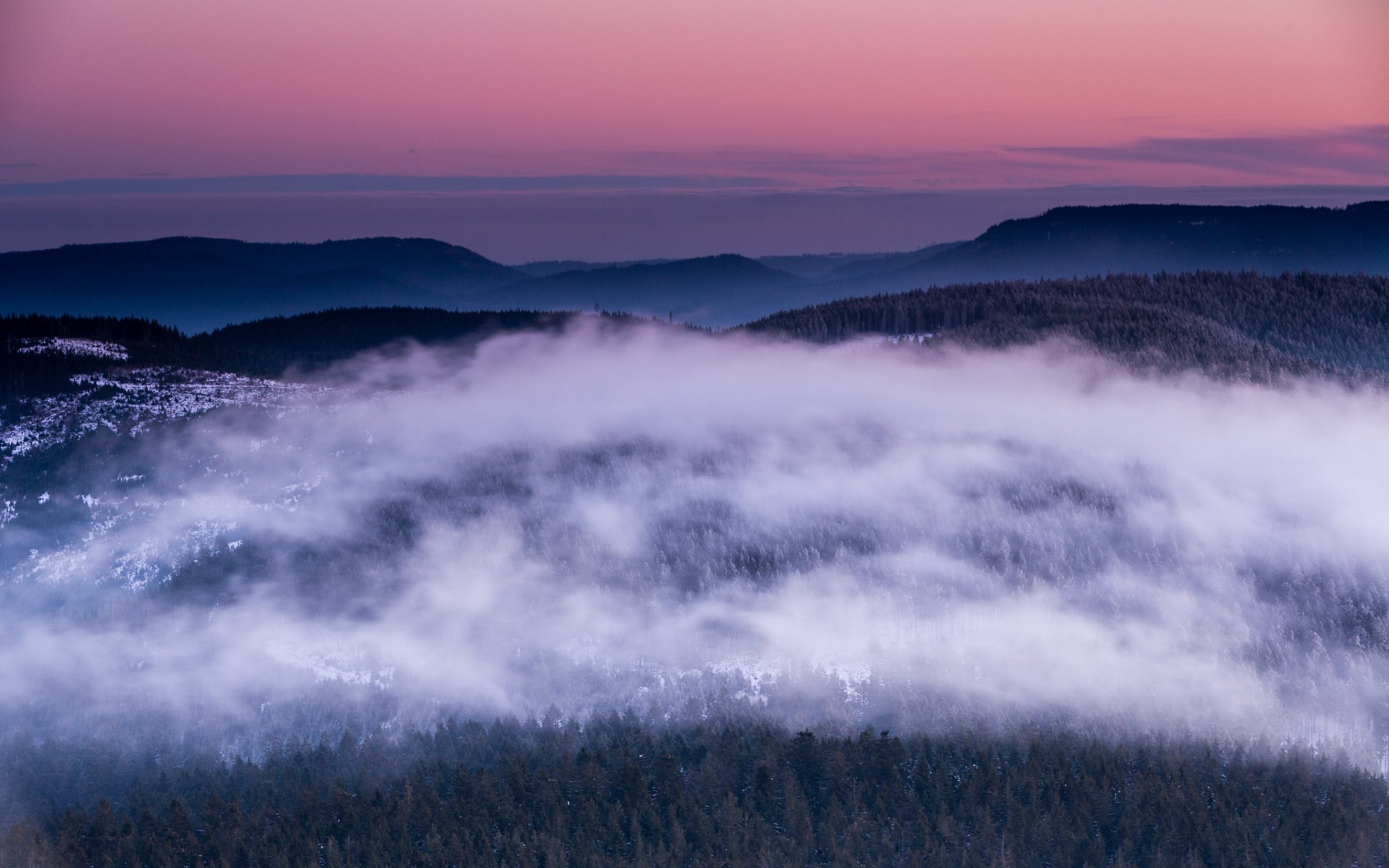 deutschland schwarzwald winter schnee wald bäume panorama höhe wolken dunst himmel horizont abend sonnenuntergang