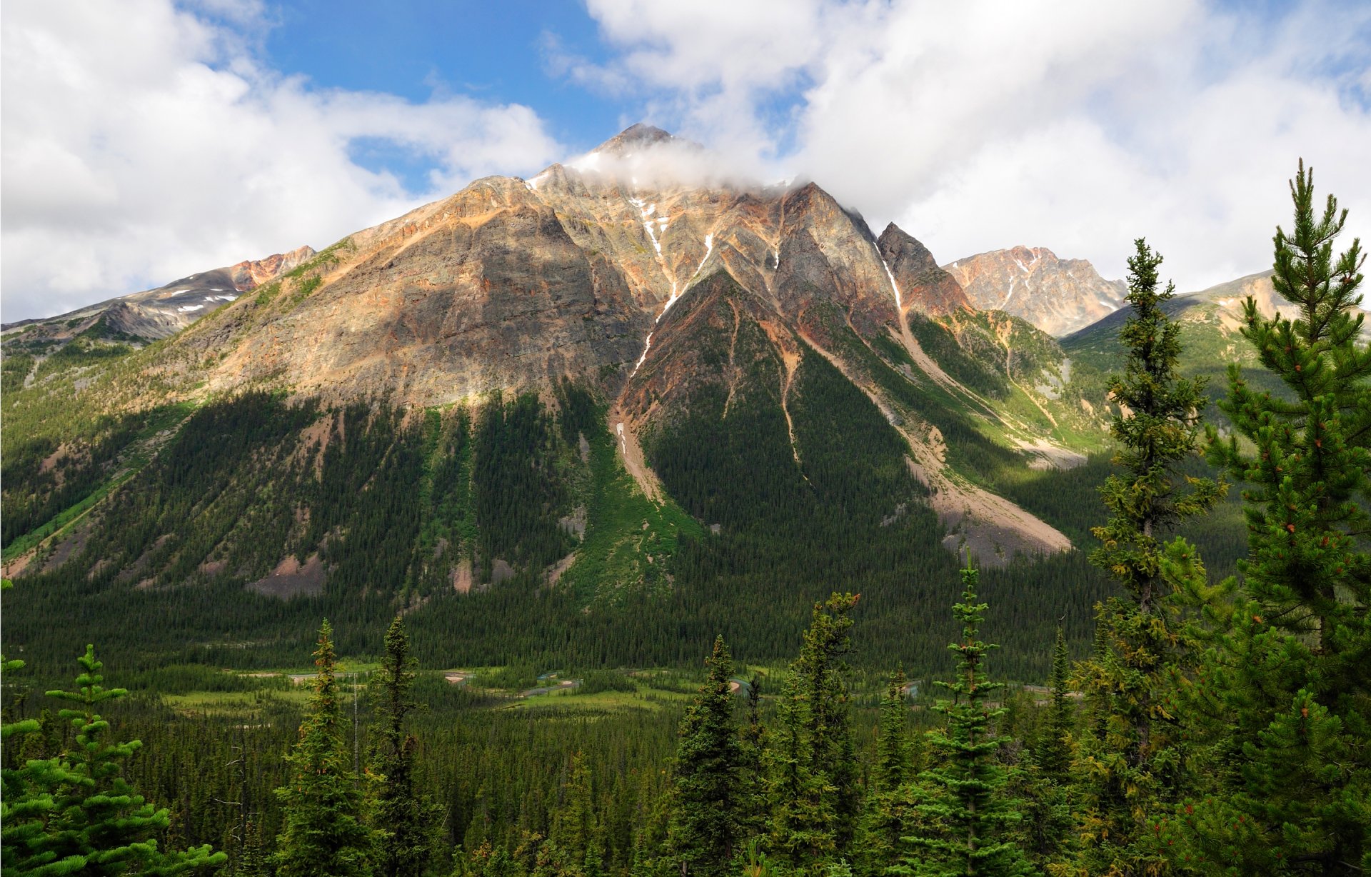 montañas piramidales parque nacional jasper alberta canadá cielo montañas árboles