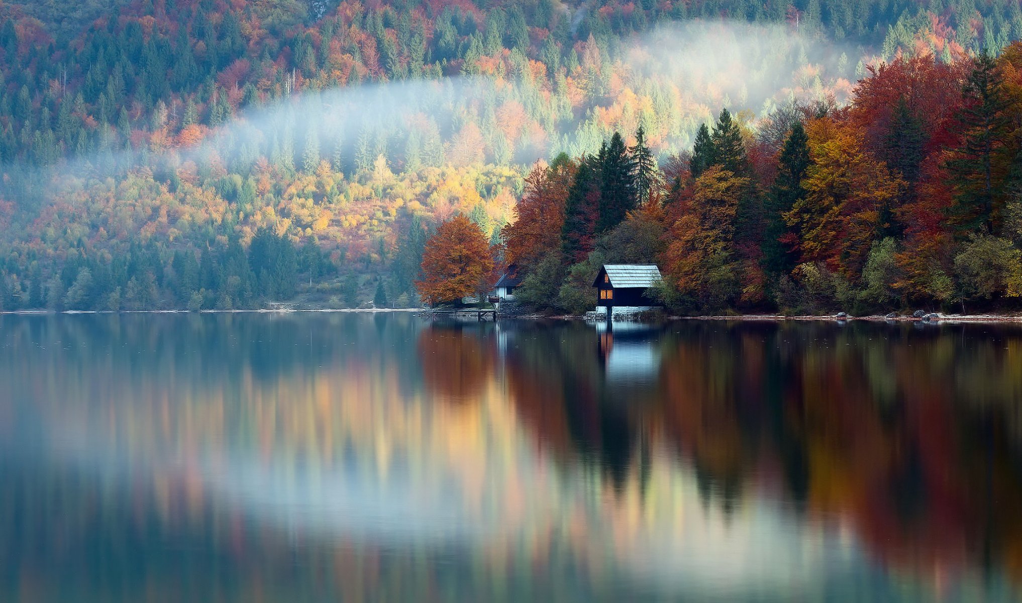 eslovenia otoño octubre bosque lago cabaña reflexiones