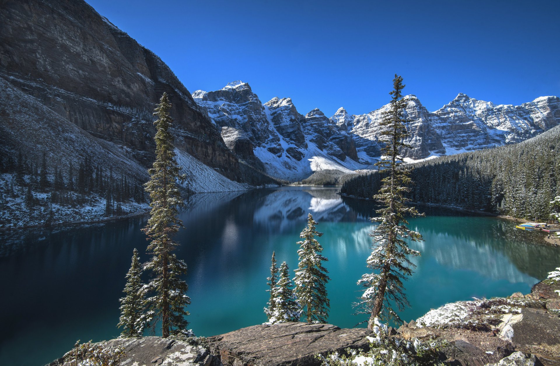 moraine banff national park alberta kanada see berge himmel wolken wald bäume felsen schnee