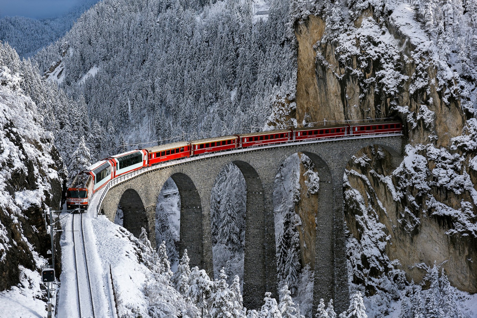 bernina express zug brücke winter ansicht bahn