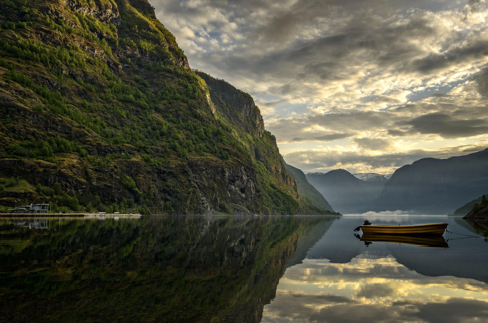 lago barca riflessione foresta giungla montagna