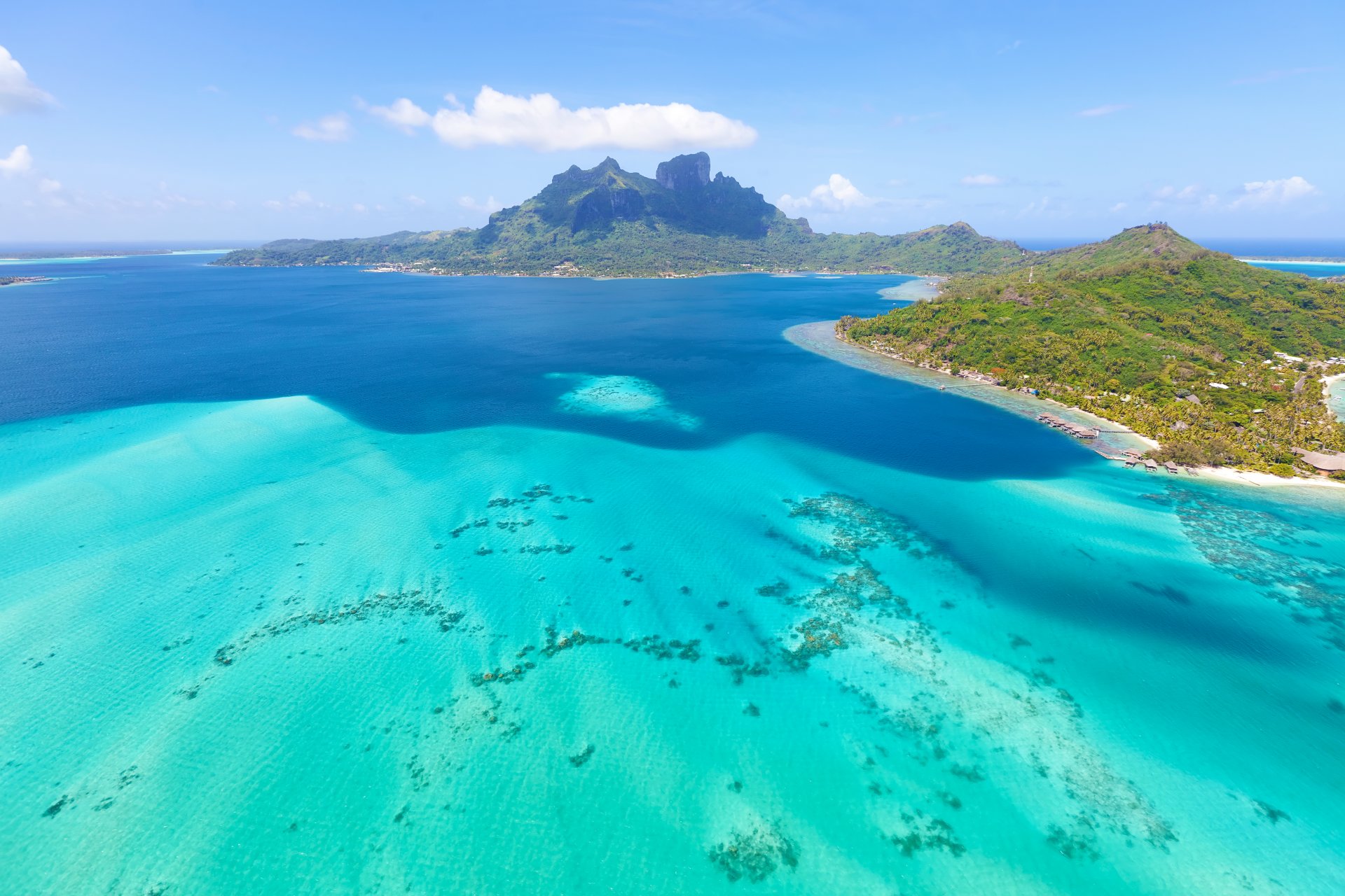 tropen insel bäume häuser meer küste berge tropische insel häuser