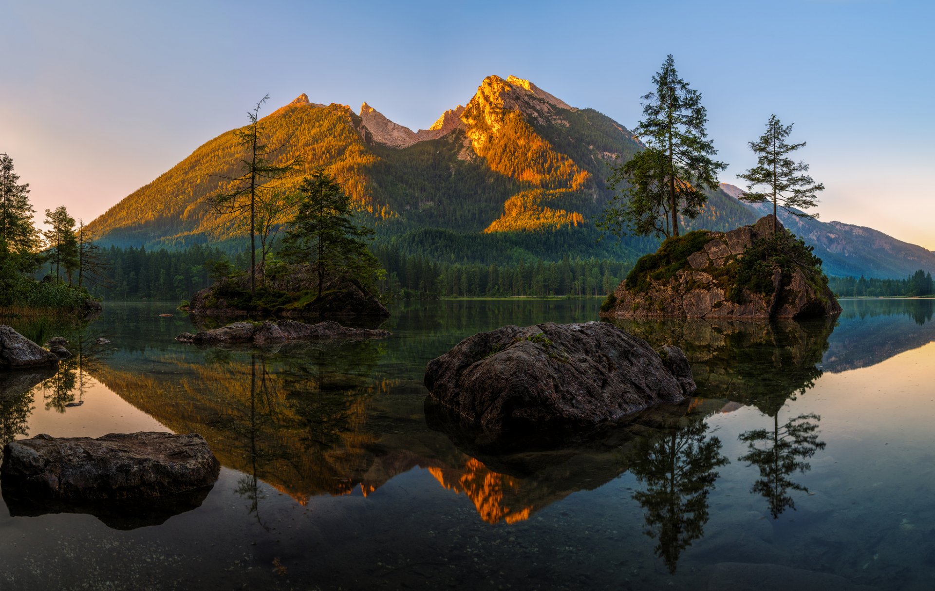 allemagne bavière alpes de berchtesgaden montagnes îlots forêt arbres lac roches pierres hintersee et hochkalter