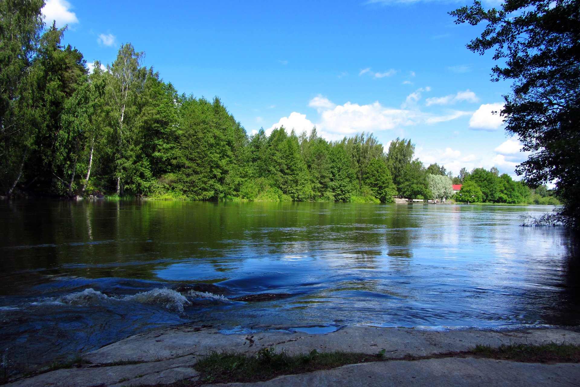 langinkoski finlandia fiume foresta alberi cielo nuvole pietre casa paesaggio