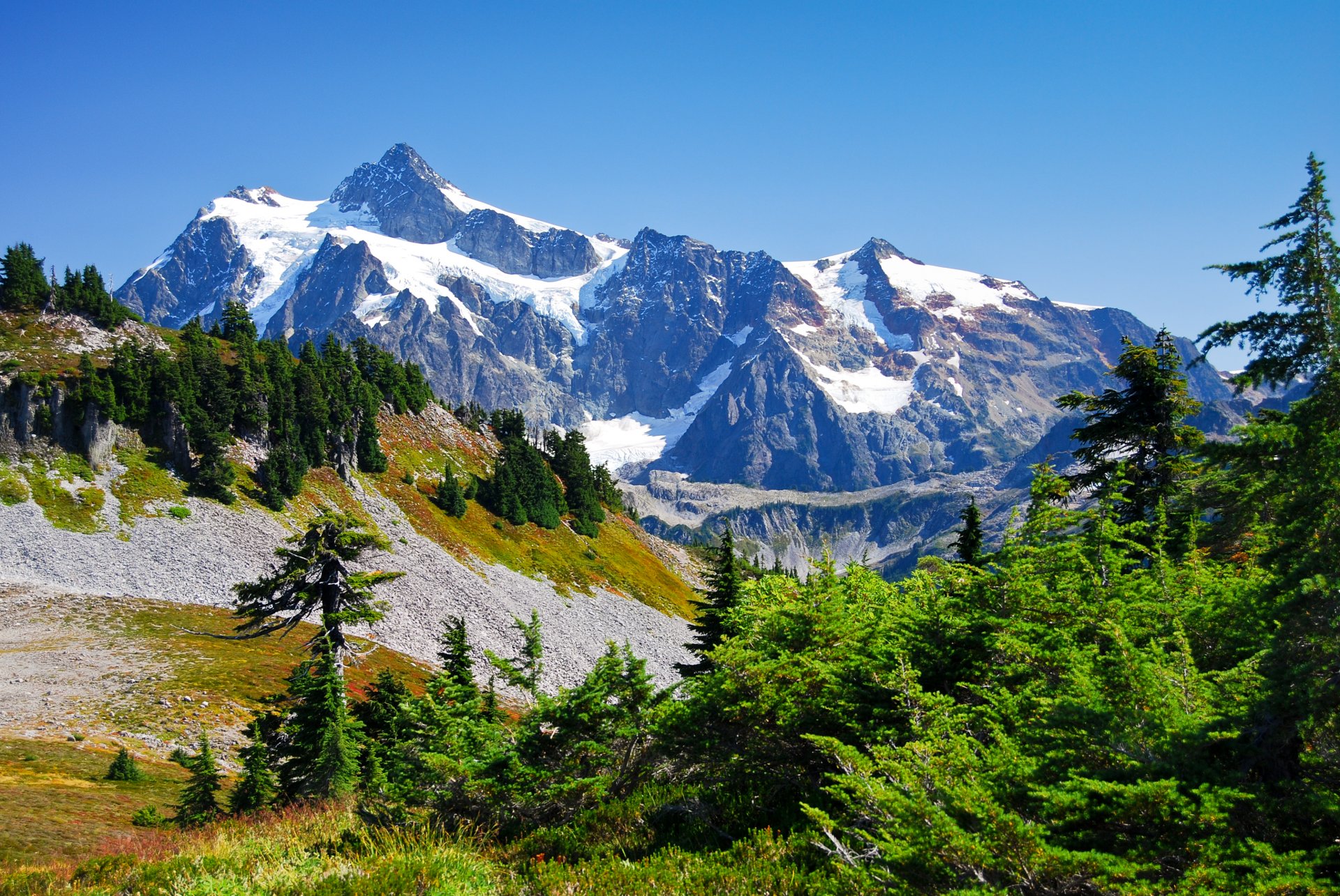 montagnes sommets neige gorge arbres ciel