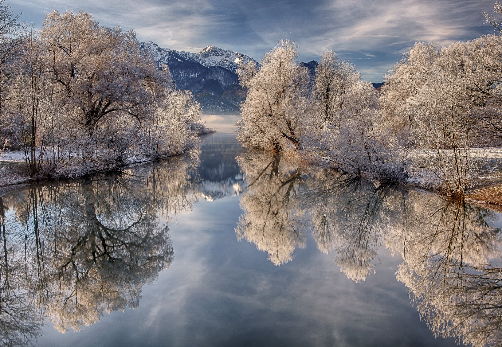 cielo nubes montañas lago árboles invierno escarcha