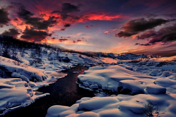 Amanecer de invierno en horahi el río se abre paso a través de la nieve