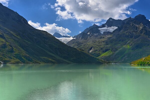 Horizon fluide entre les montagnes et le lac