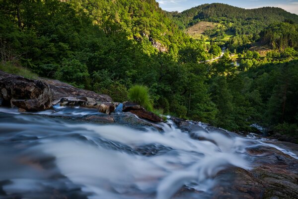 Wasserfall unter den Steinen des Waldes