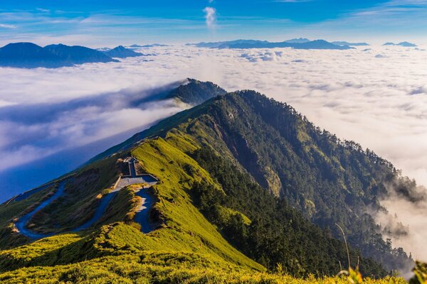 Thujaer Morgen in den Bergen von Obloka in der Natur wird das Panorama zum Leben erweckt