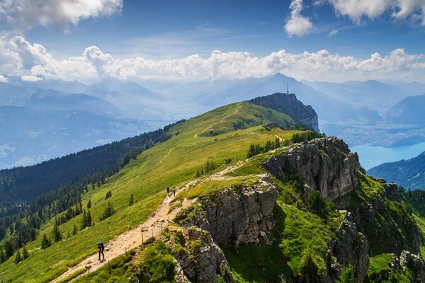 Schöne Natur von Bergen und Seen