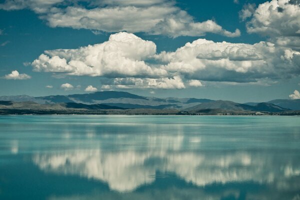 Wasseroberfläche mit Wolken reflektiert