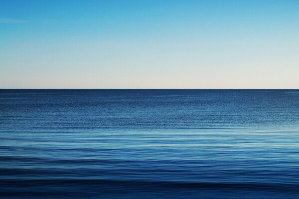 Cielo blu e superficie dell acqua