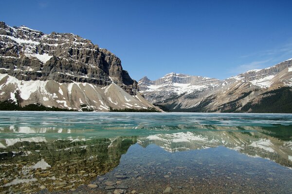 Plan d eau sur fond de montagnes au-dessus du ciel bleu