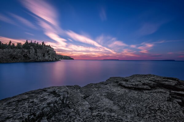 Lagos en Ontario y el amanecer púrpura