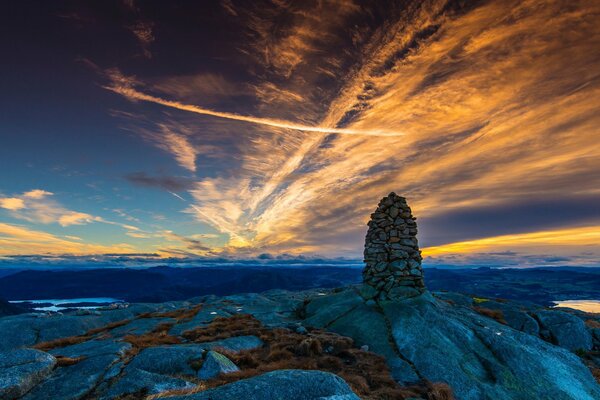 Steine und schönen norwegischen Himmel