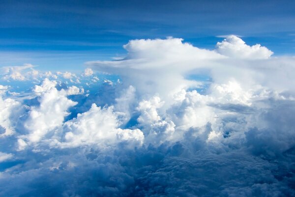 Cielo azul con nubes blancas