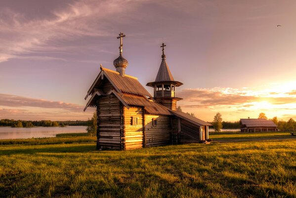 Russische Landschaften. Herbstlicher Blick auf die Kirche