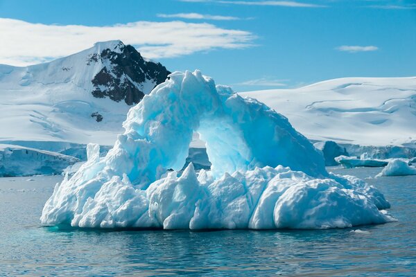 Iceberg ensoleillé au milieu de la mer d hiver