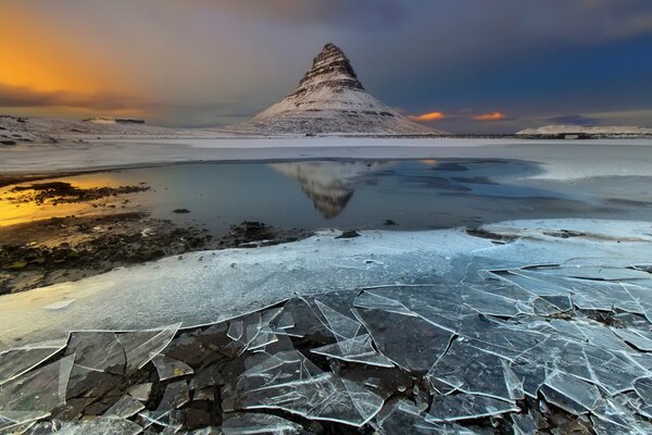 Ein Berg in Island bei Sonnenuntergang des Tages