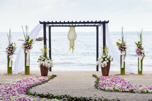 Cenador en la orilla del mar, donde alrededor de unas flores