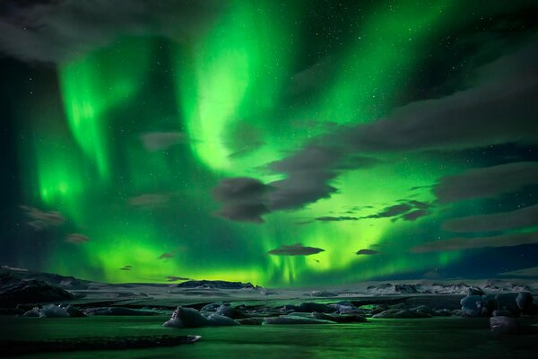 Una bella combinazione di aurora boreale e notte