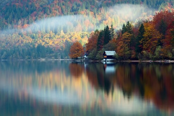 Maison sur le lac à l automne en Slovénie