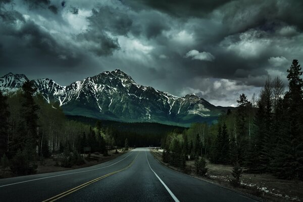 Strada per il Canada oltre le montagne e le foreste