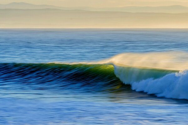 Vagues de la mer et coucher de soleil