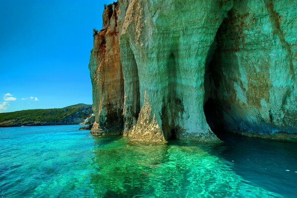 Belle scogliere sul mare con una marea verde