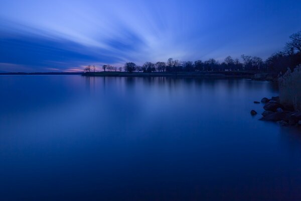 Großer See in blauer Dämmerung