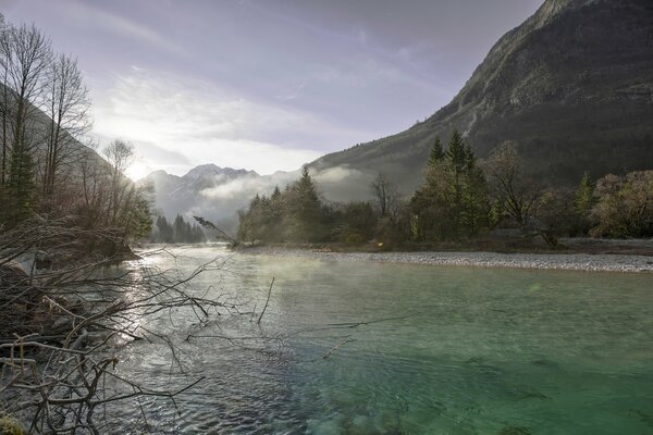 Der Fluss bei Sonnenaufgang verzaubert und erregt die Seele