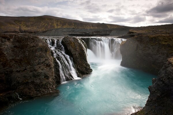 El ruido del agua de la cascada de agua