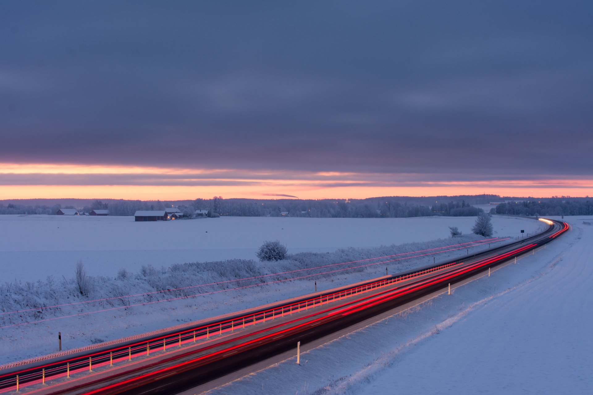 schweden winter morgen morgendämmerung morgenröte himmel wolken schnee feld häuser straße verkehr belichtung