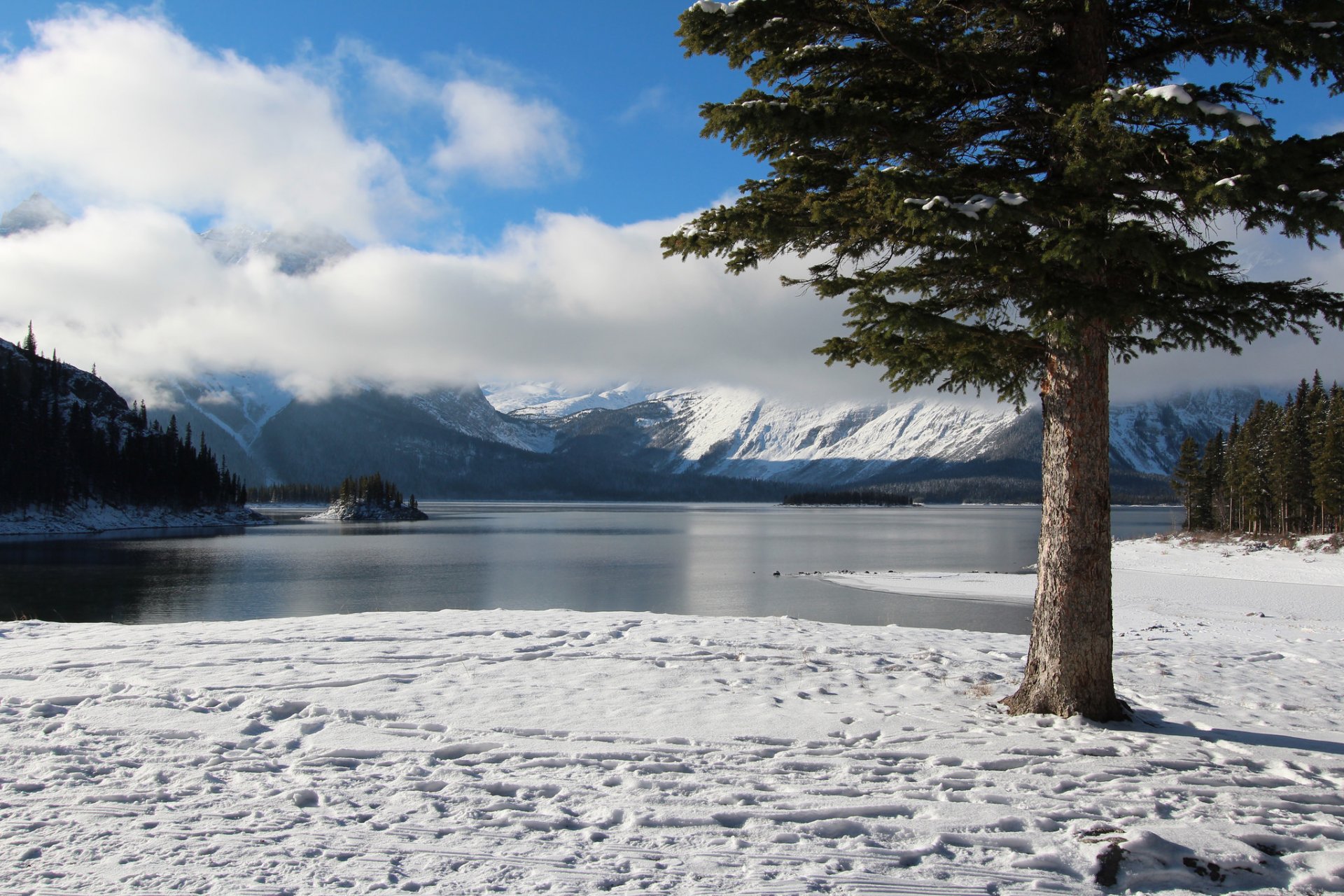 ciel nuages montagnes hiver lac île arbres neige