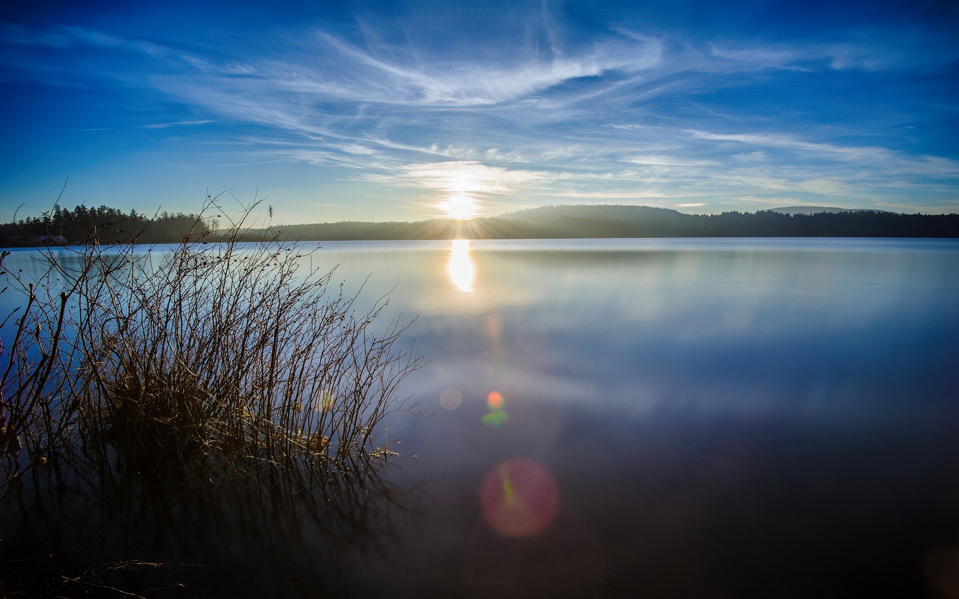 colline foresta lago sole abbagliamento