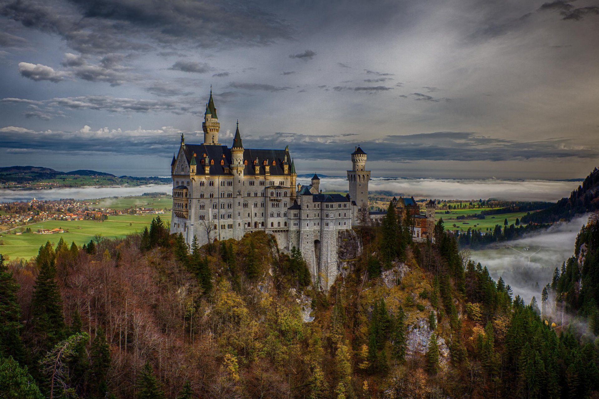 schloss neuschwanstein bayern deutschland felsen wald herbst