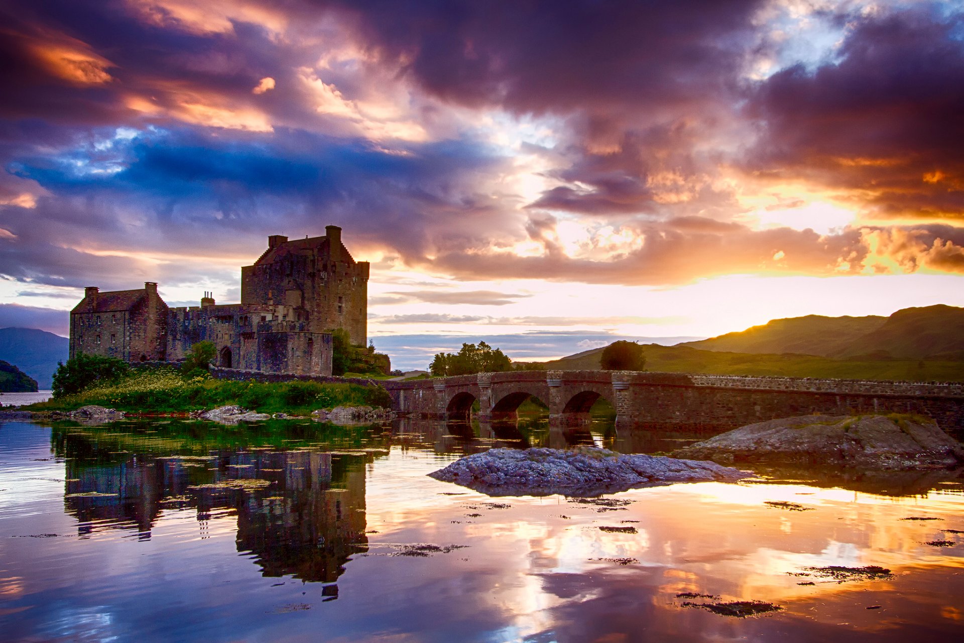 escocia castillo eileen-donan agua reflejos cielo nubes luz sol