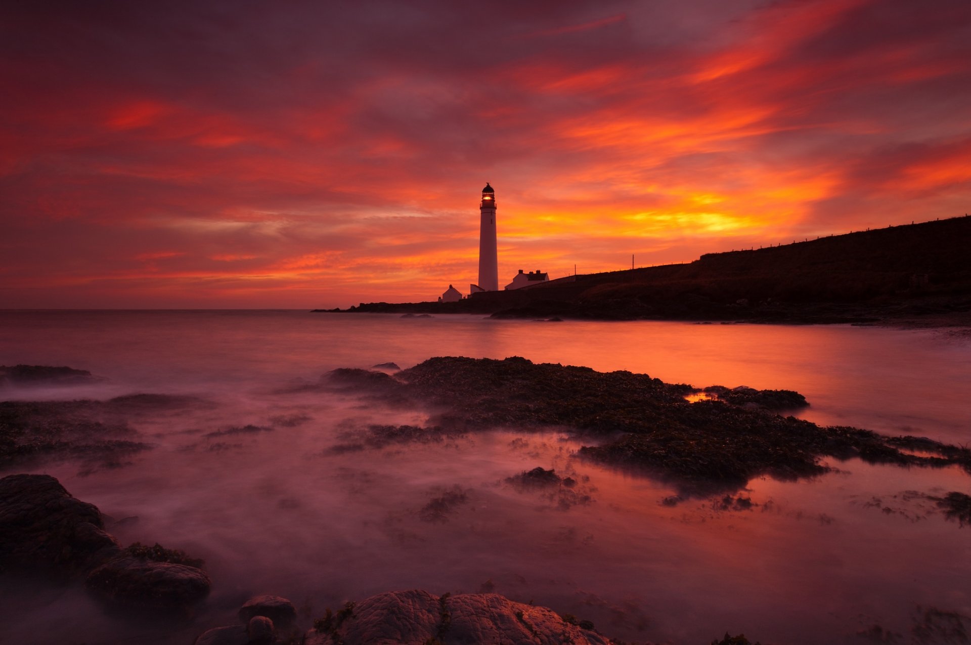 angus écosse phare océan aube plage pierres