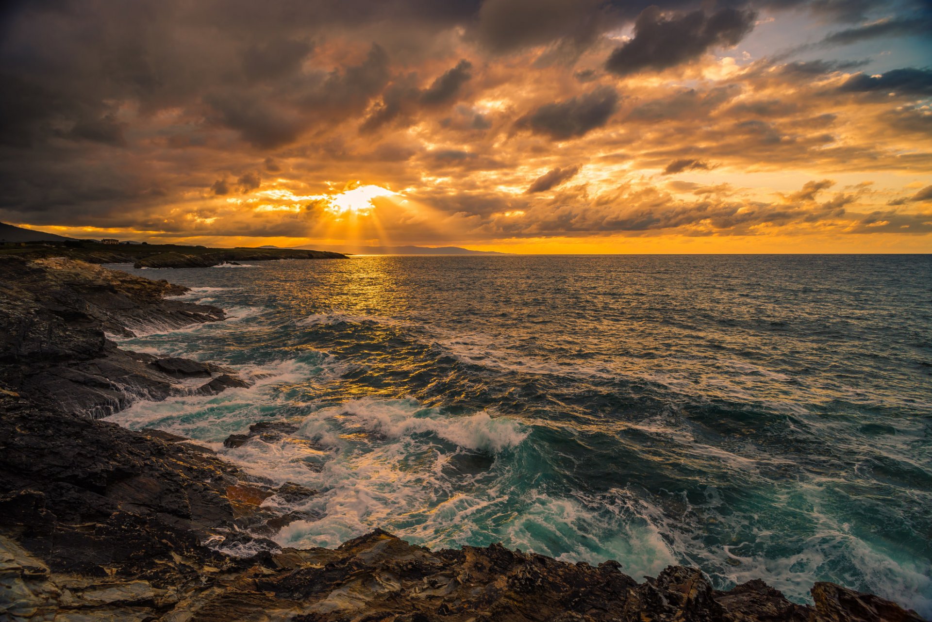 espagne mer vagues roches ciel nuages lumière rayons