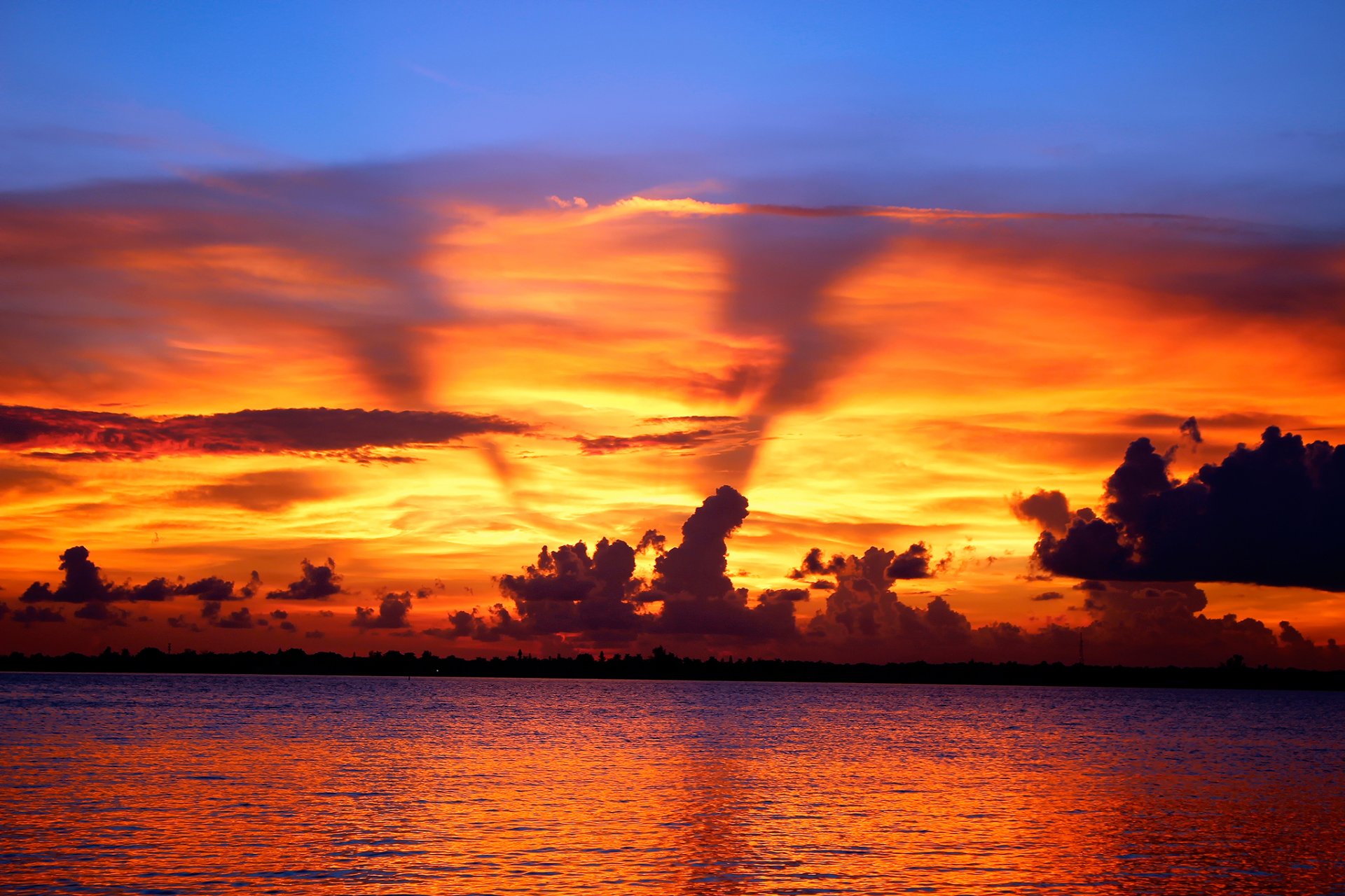 puesta de sol nubes agua olas