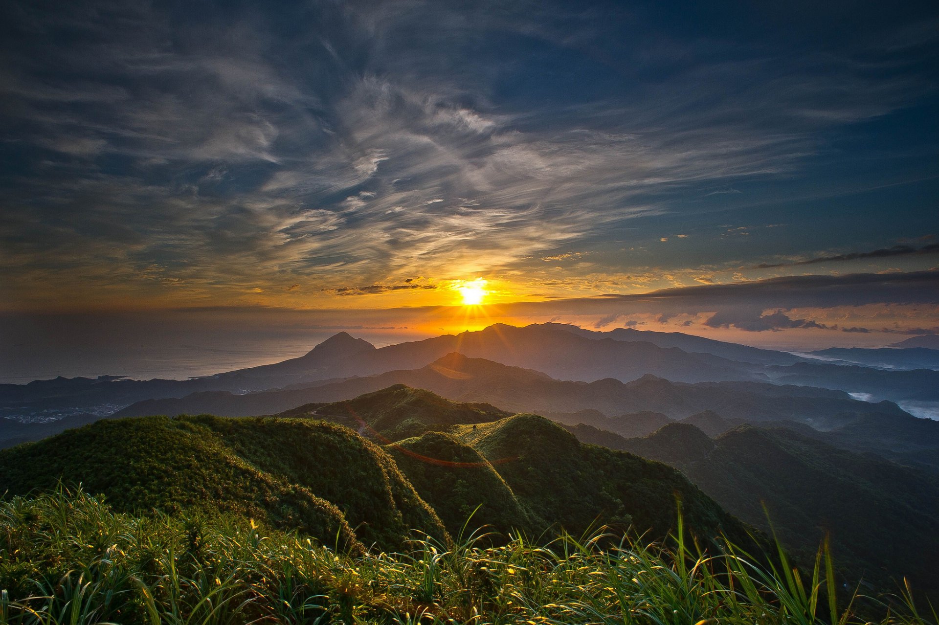 montagnes panorama vue soleil