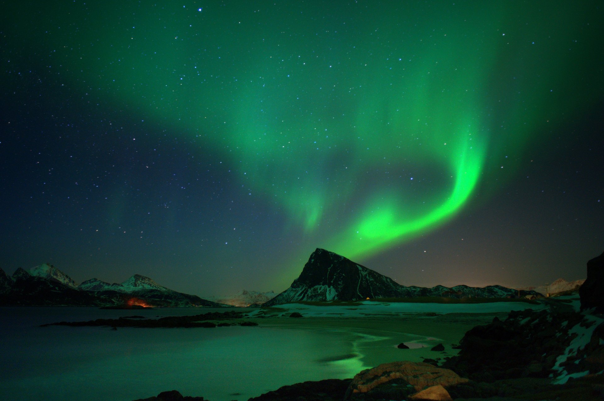 montañas lago aurora boreal